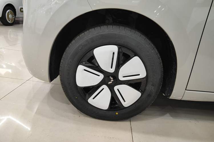 Used Wuling Hongguang MINIEV 2025 Four-Door Version Advanced Edition Left Front Wheel Hub
