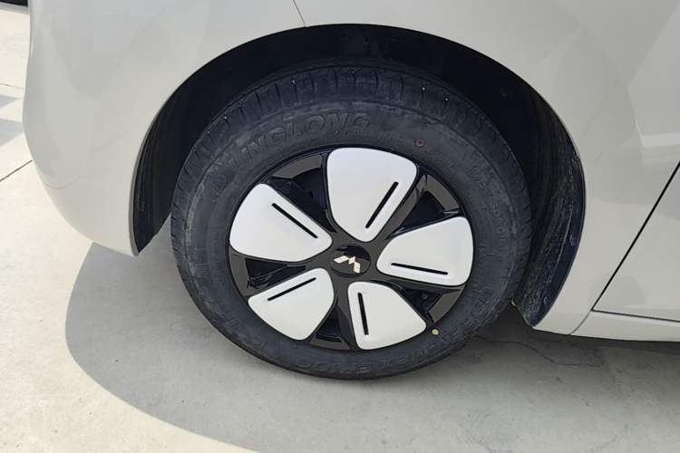 Used Wuling Hongguang MINIEV 2025 Four-Door Version Zhenxiang+ Edition Left Front Wheel Hub