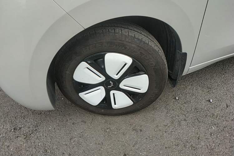 Used Wuling Hongguang MINIEV 2025 Four-Door Version Advanced Edition Left Front Wheel Hub