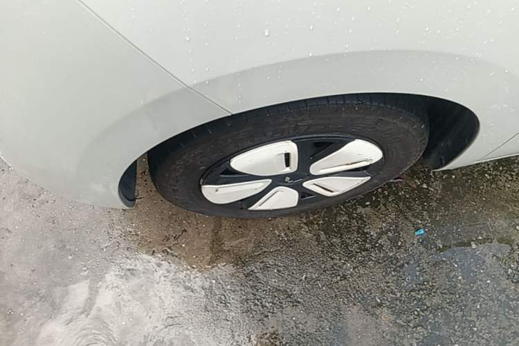 Used Wuling Hongguang MINIEV 2025 Four-Door Version Zhenxiang+ Edition Left Front Wheel Hub