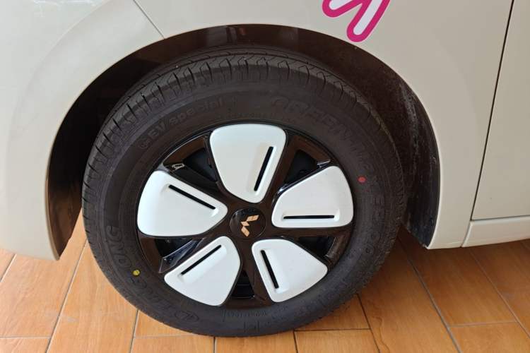 Used Wuling Hongguang MINIEV 2025 Four-Door Version Zhenxiang+ Edition Left Front Wheel Hub