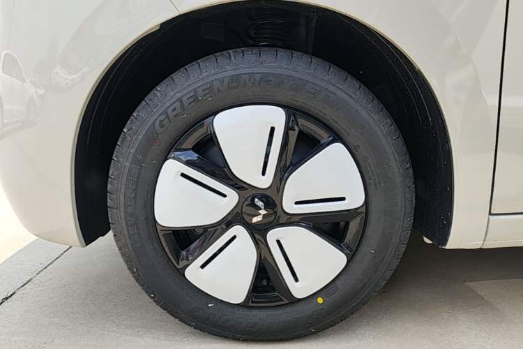 Used Wuling Hongguang MINIEV 2025 Four-Door Version Advanced Edition Left Front Wheel Hub