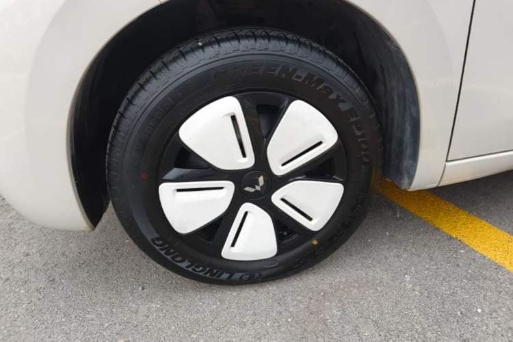 Used Wuling Hongguang MINIEV 2025 Four-Door Version Advanced Edition Left Front Wheel Hub