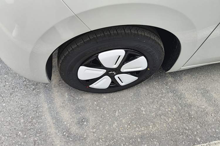 Used Wuling Hongguang MINIEV 2025 Four-Door Version Advanced Edition Left Front Wheel Hub