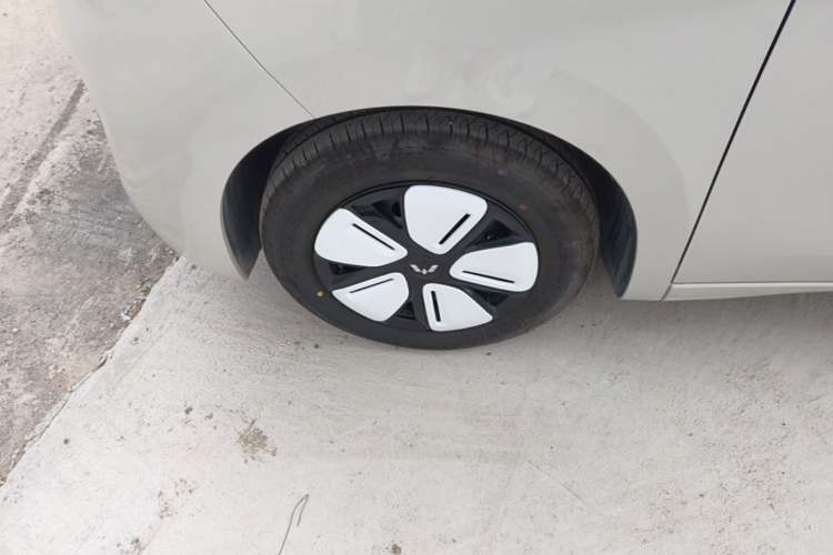 Used Wuling Hongguang MINIEV 2025 Four-Door Version Advanced Edition Left Front Wheel Hub