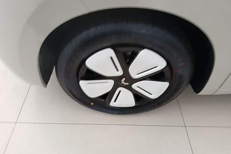 Used Wuling Hongguang MINIEV 2025 Four-Door Version Advanced Edition Left Front Wheel Hub