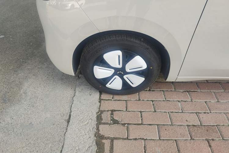 Used Wuling Hongguang MINIEV 2025 Four-Door Version Advanced Edition Left Front Wheel Hub