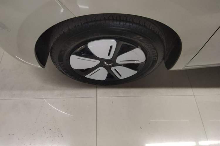 Used Wuling Hongguang MINIEV 2025 Four-Door Version Zhenxiang+ Edition Left Front Wheel Hub