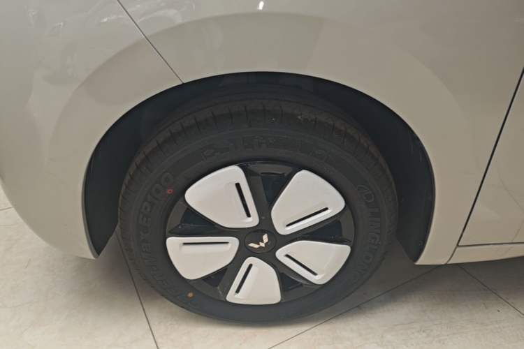 Used Wuling Hongguang MINIEV 2025 Four-Door Version Premium Edition Left Front Wheel Hub