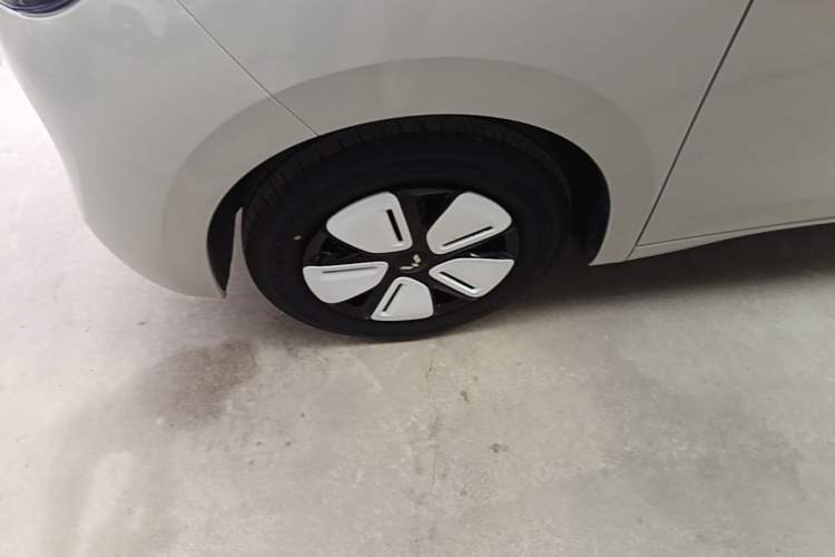 Used Wuling Hongguang MINIEV 2025 Four-Door Version Advanced Edition Left Front Wheel Hub