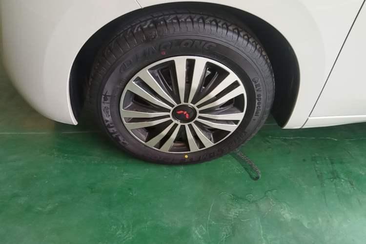 Used Wuling Hongguang MINIEV 2025 Four-Door Version Zhenxiang+ Edition Left Front Wheel Hub