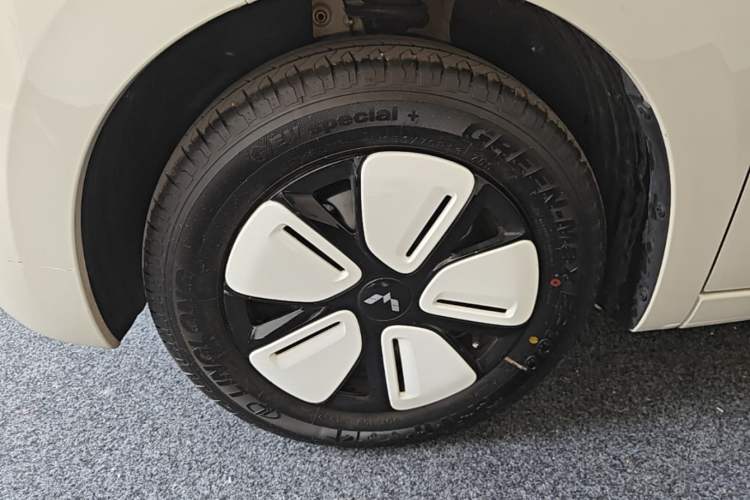 Used Wuling Hongguang MINIEV 2025 Four-Door Version Advanced Edition Left Front Wheel Hub