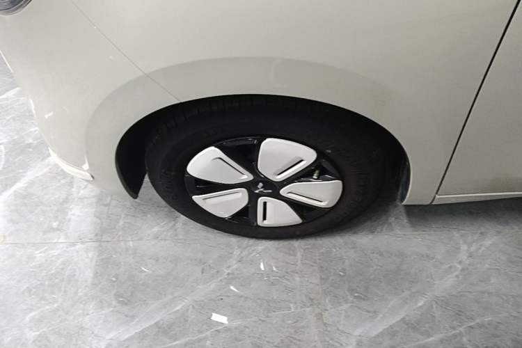 Used Wuling Hongguang MINIEV 2025 Four-Door Version Zhenxiang+ Edition Left Front Wheel Hub
