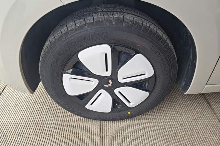 Used Wuling Hongguang MINIEV 2025 Four-Door Version Advanced Edition Left Front Wheel Hub