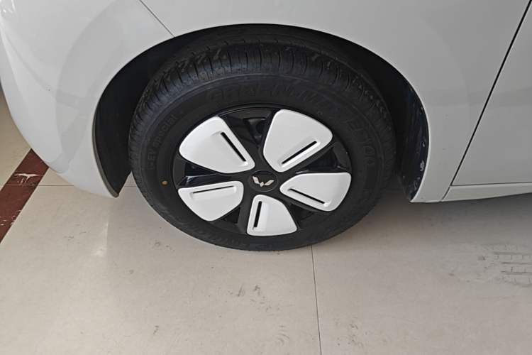 Used Wuling Hongguang MINIEV 2025 Four-Door Version Zhenxiang+ Edition Left Front Wheel Hub
