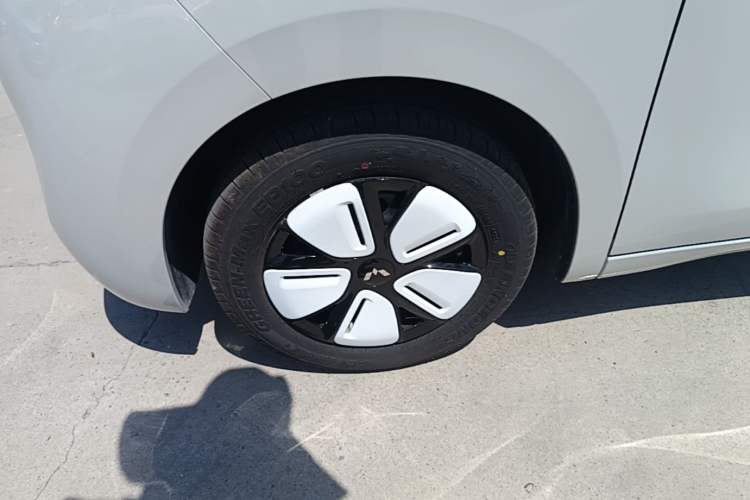 Used Wuling Hongguang MINIEV 2025 Four-Door Version Advanced Edition Left Front Wheel Hub