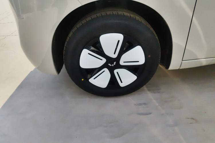 Used Wuling Hongguang MINIEV 2025 Four-Door Version Advanced Edition Left Front Wheel Hub