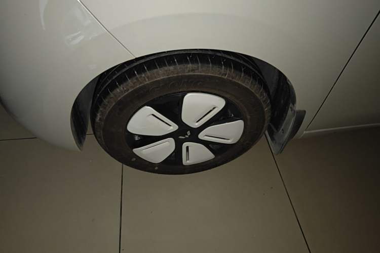 Used Wuling Hongguang MINIEV 2025 Four-Door Version Advanced Edition Left Front Wheel Hub