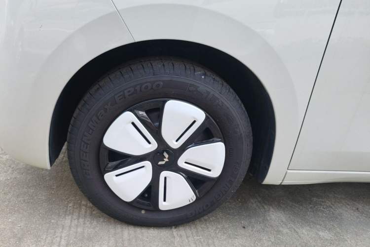 Used Wuling Hongguang MINIEV 2025 Four-Door Version Advanced Edition Left Front Wheel Hub