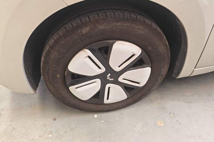 Used Wuling Hongguang MINIEV 2025 Four-Door Version Advanced Edition Left Front Wheel Hub