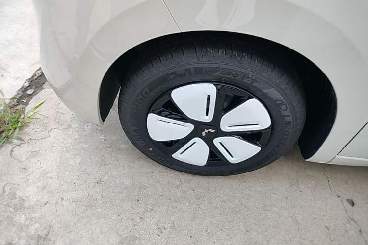 Used Wuling Hongguang MINIEV 2025 Four-Door Version Advanced Edition Left Front Wheel Hub