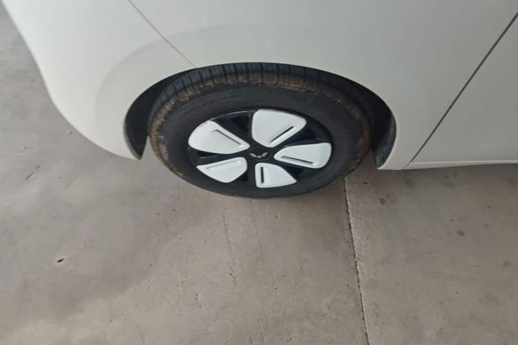 Used Wuling Hongguang MINIEV 2025 Four-Door Version Advanced Edition Left Front Wheel Hub