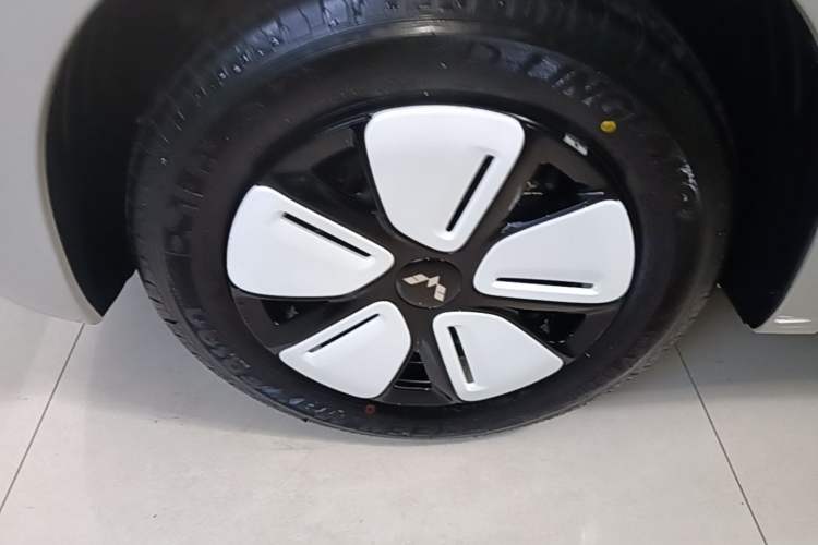 Used Wuling Hongguang MINIEV 2025 Four-Door Version Advanced Edition Left Front Wheel Hub