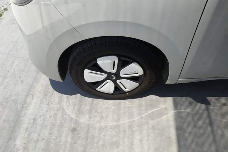 Used Wuling Hongguang MINIEV 2025 Four-Door Version Advanced Edition Left Front Wheel Hub