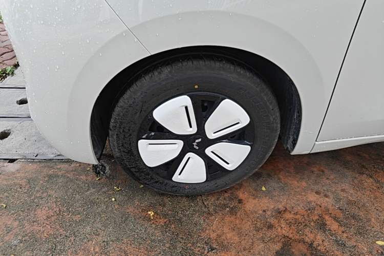 Used Wuling Hongguang MINIEV 2025 Four-Door Version Advanced Edition Left Front Wheel Hub