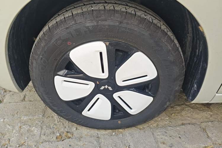 Used Wuling Hongguang MINIEV 2025 Four-Door Version Advanced Edition Left Front Wheel Hub