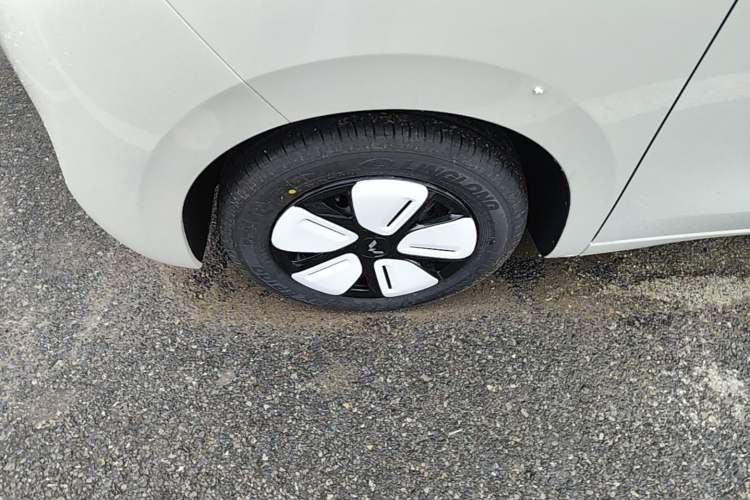 Used Wuling Hongguang MINIEV 2025 Four-Door Version Advanced Edition Left Front Wheel Hub