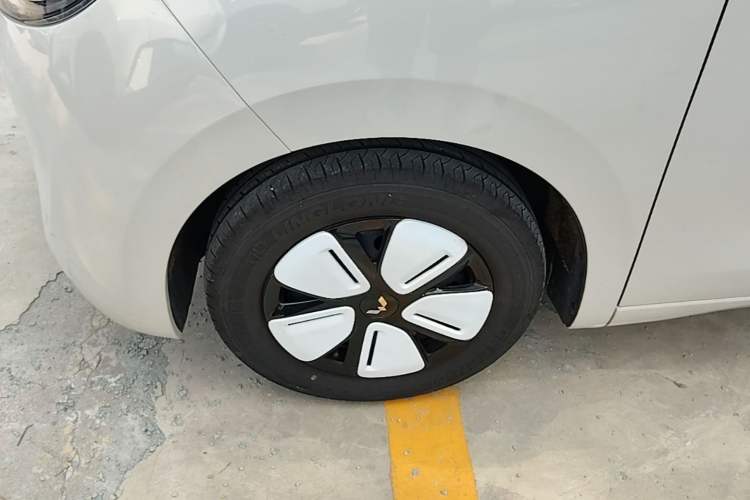 Used Wuling Hongguang MINIEV 2025 Four-Door Version Advanced Edition Left Front Wheel Hub