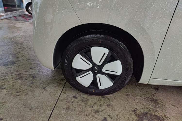 Used Wuling Hongguang MINIEV 2025 Four-Door Version Advanced Edition Left Front Wheel Hub