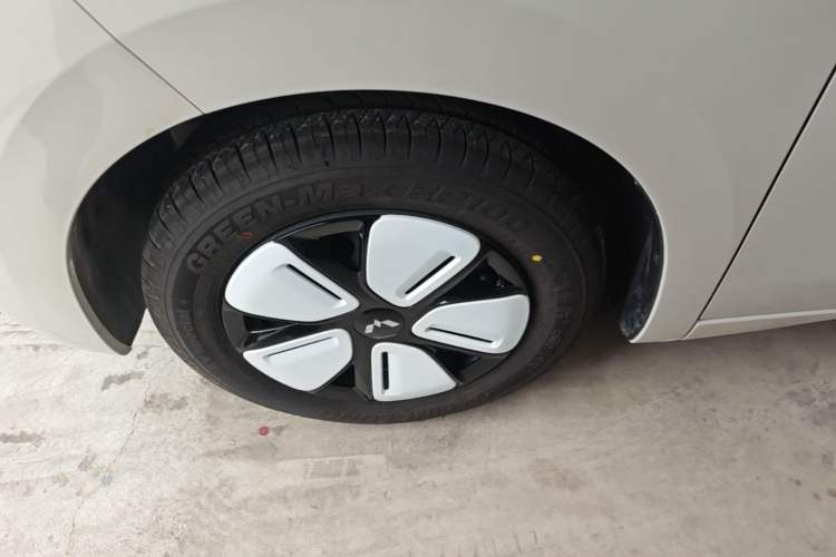 Used Wuling Hongguang MINIEV 2025 Four-Door Version Zhenxiang+ Edition Left Front Wheel Hub