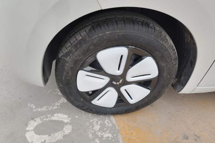 Used Wuling Hongguang MINIEV 2025 Four-Door Version Advanced Edition Left Front Wheel Hub