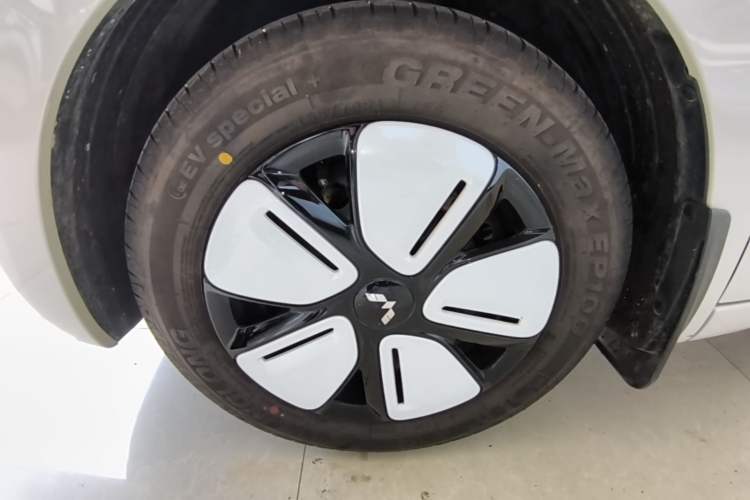 Used Wuling Hongguang MINIEV 2025 Four-Door Version Advanced Edition Left Front Wheel Hub
