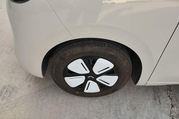Used Wuling Hongguang MINIEV 2025 Four-Door Version Advanced Edition Left Front Wheel Hub