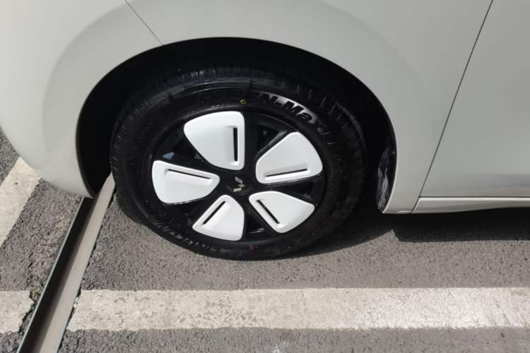 Used Wuling Hongguang MINIEV 2025 Four-Door Version Advanced Edition Left Front Wheel Hub