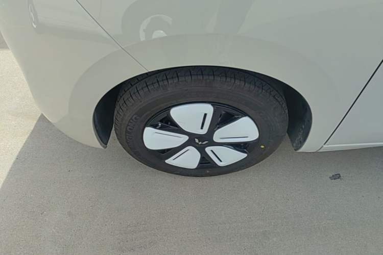 Used Wuling Hongguang MINIEV 2025 Four-Door Version Advanced Edition Left Front Wheel Hub