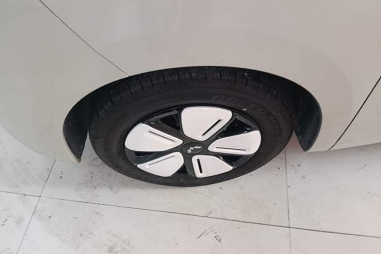 Used Wuling Hongguang MINIEV 2025 Four-Door Version Zhenxiang+ Edition Left Front Wheel Hub