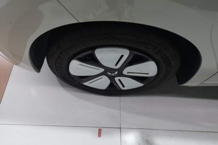 Used Wuling Hongguang MINIEV 2025 Four-Door Version Zhenxiang+ Edition Left Front Wheel Hub