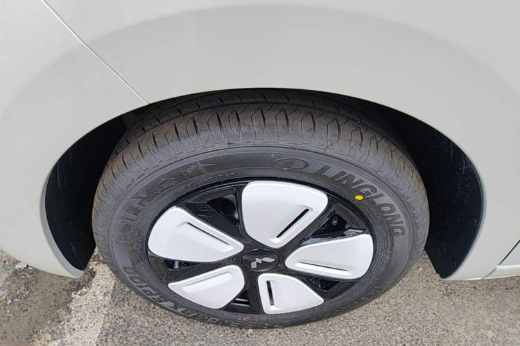Used Wuling Hongguang MINIEV 2025 Four-Door Version Advanced Edition Left Front Wheel Hub