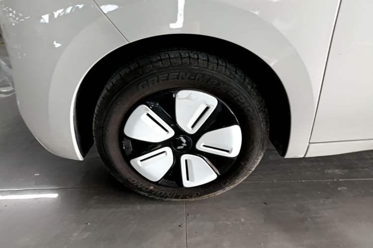 Used Wuling Hongguang MINIEV 2025 Four-Door Version Advanced Edition Left Front Wheel Hub