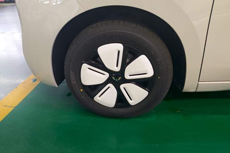 Used Wuling Hongguang MINIEV 2025 Four-Door Version Advanced Edition Left Front Wheel Hub