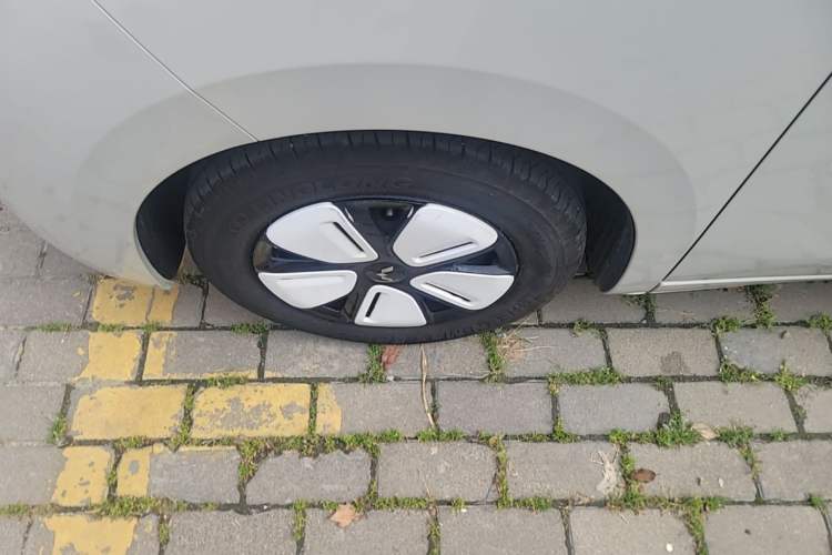 Used Wuling Hongguang MINIEV 2025 Four-Door Version Advanced Edition Left Front Wheel Hub