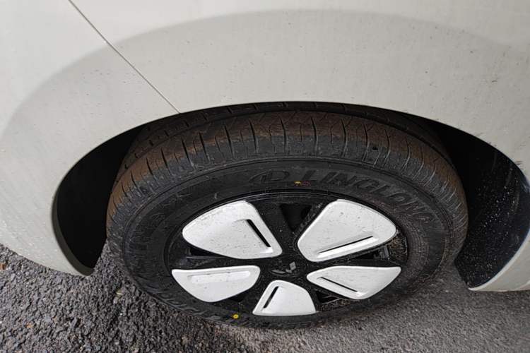 Used Wuling Hongguang MINIEV 2025 Four-Door Version Advanced Edition Left Front Wheel Hub