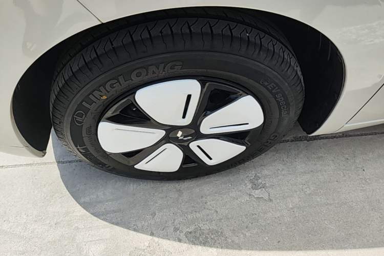 Used Wuling Hongguang MINIEV 2025 Four-Door Version Advanced Edition Left Front Wheel Hub
