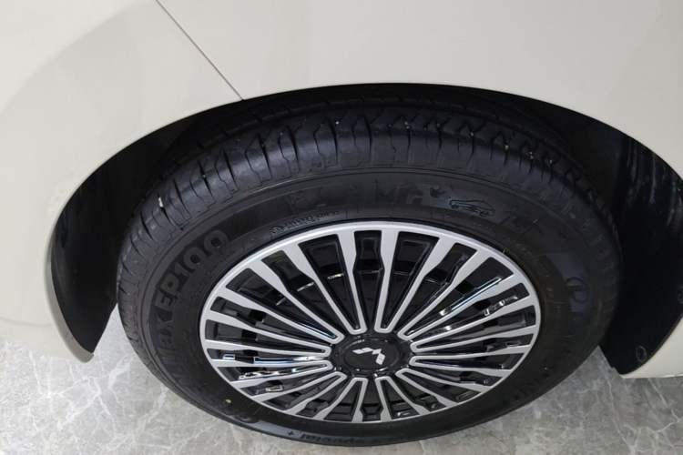 Used Wuling Hongguang MINIEV 2025 Four-Door Version Zhenxiang+ Edition Left Front Wheel Hub