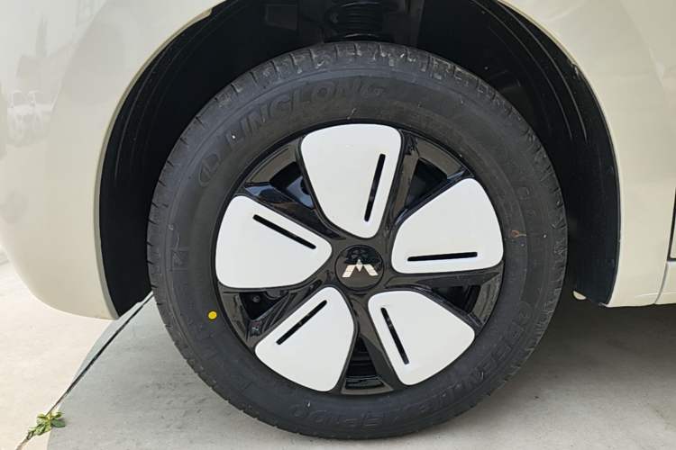 Used Wuling Hongguang MINIEV 2025 Four-Door Version Advanced Edition Left Front Wheel Hub