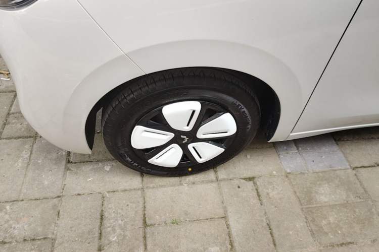 Used Wuling Hongguang MINIEV 2025 Four-Door Version Zhenxiang+ Edition Left Front Wheel Hub